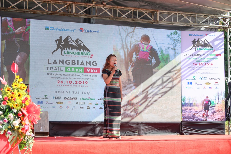 Hàng trăm VĐV chạy Langbiang Trail 2019 để trồng mai anh đào bảo vệ môi trường